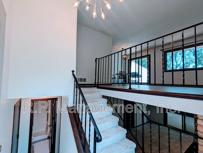 Building Photo - 4118 Sylvia Ln S