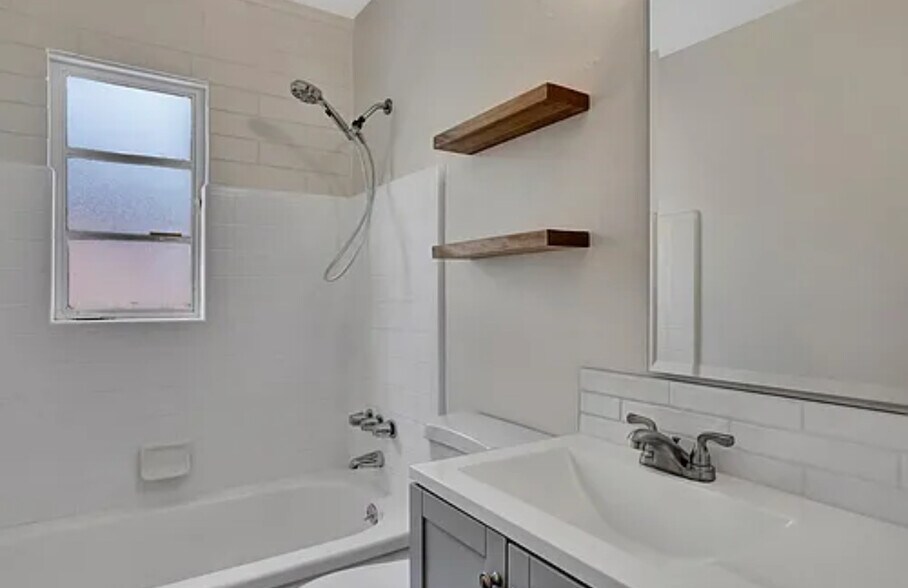 Building Photo - 2715 E Oak St