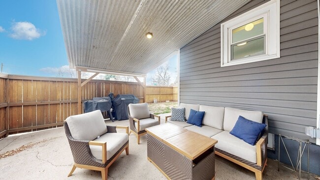 Building Photo - Lovely 3 bed/2 bath home w/2 car garage