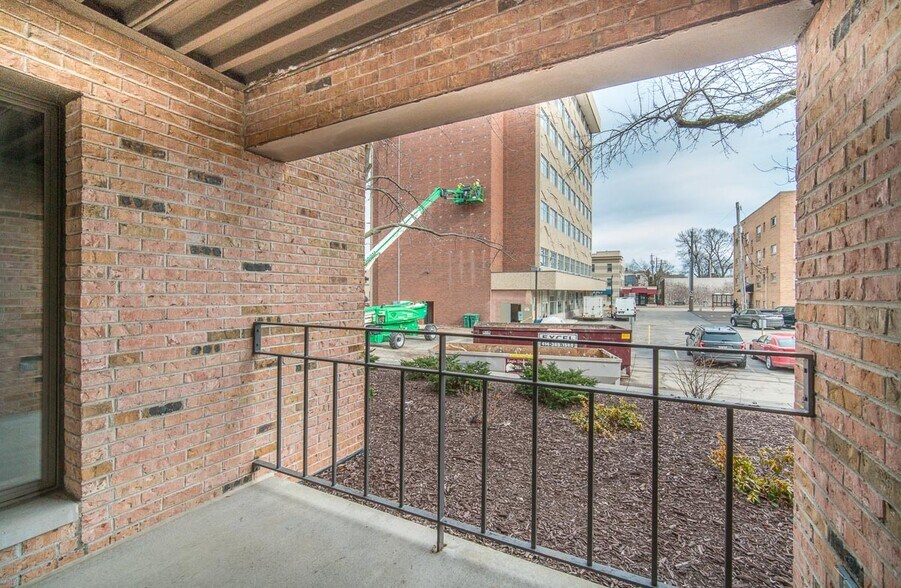 Patio - 3942 N Oakland Ave