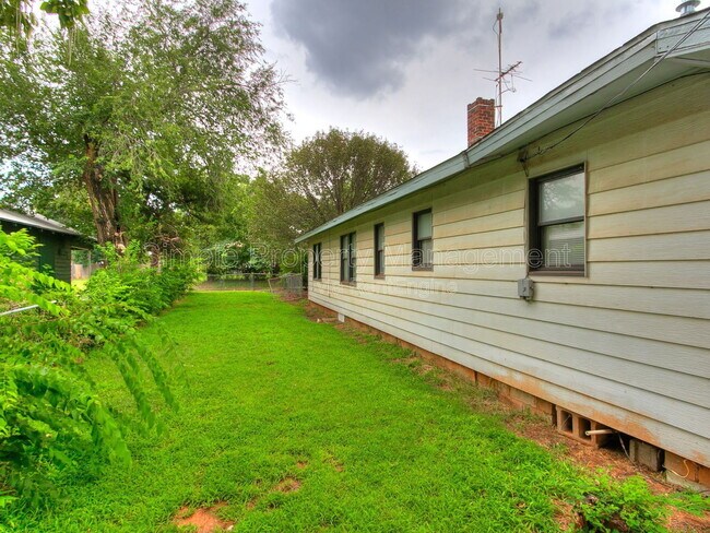 Building Photo - 2612 N Fonshill Ave