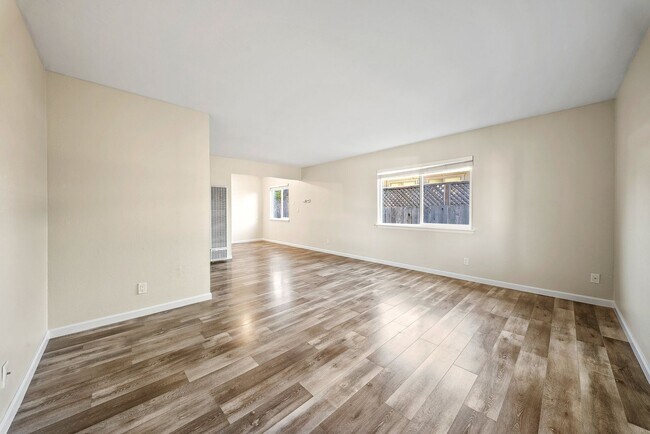 Building Photo - 35th (907 - 929)