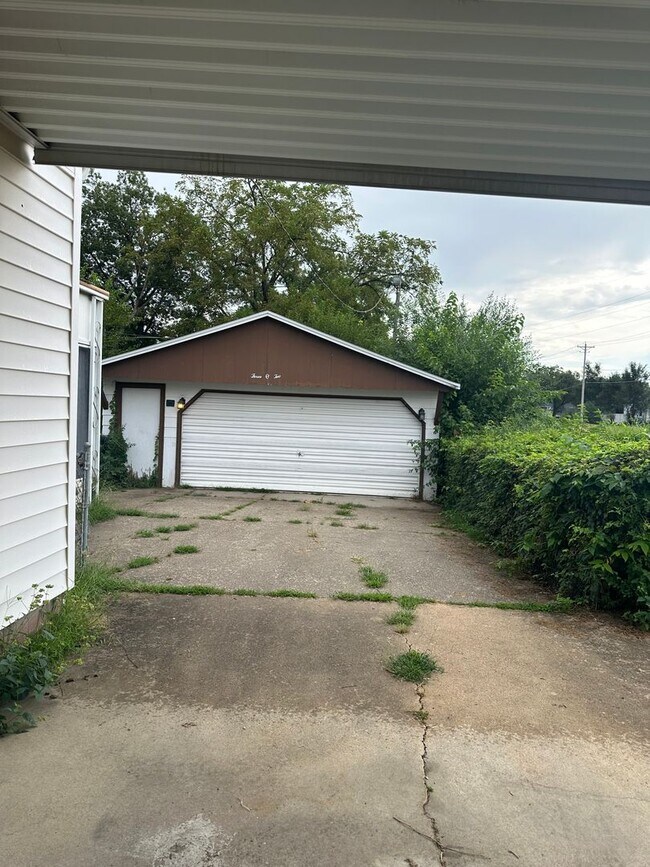 Building Photo - 302 Sherman Ave