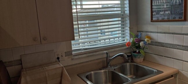 Building Photo - 715 Lori Dr