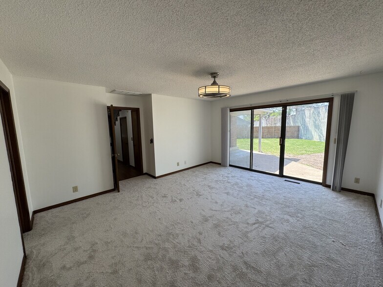 Building Photo - 7108 S Indianapolis Ave