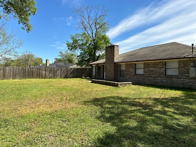 Building Photo - Take a look at this 4 bedroom 2 bath home