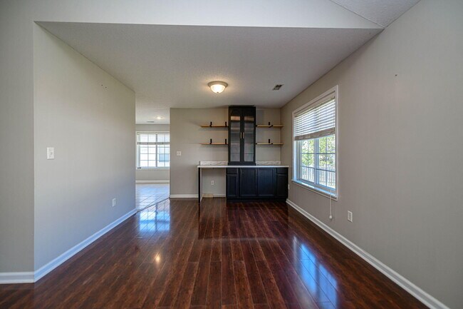 Building Photo - 709 Campusview Dr