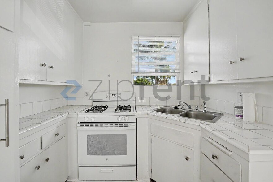 Building Photo - Unit 4