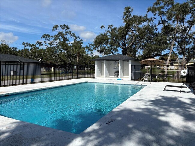 Building Photo - 5815 Erin Ln S