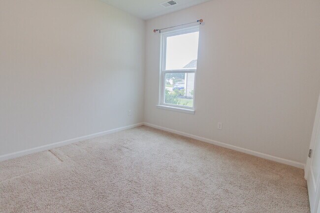Building Photo - Cozy 3 Bedroom Home with Covered Patio