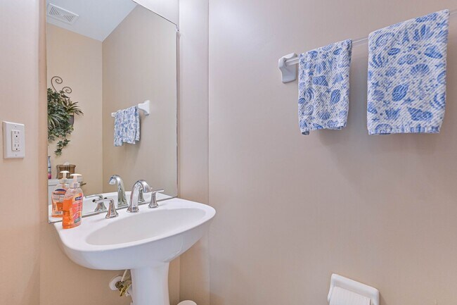 Building Photo - NOW AVAILABLE - Cozy Townhome w/ 1 Car Garage in Fort Myers!