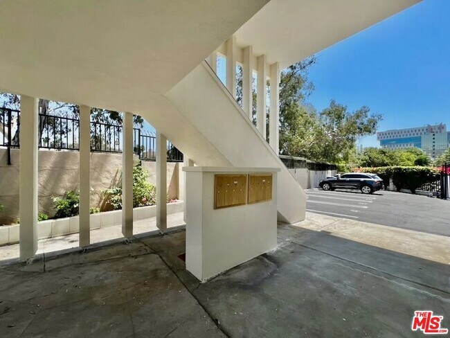 Building Photo - 5819 Carlton Way