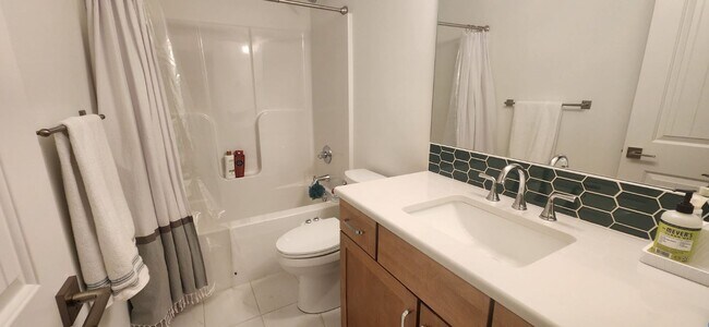 Building Photo - 2702 N Eagle St