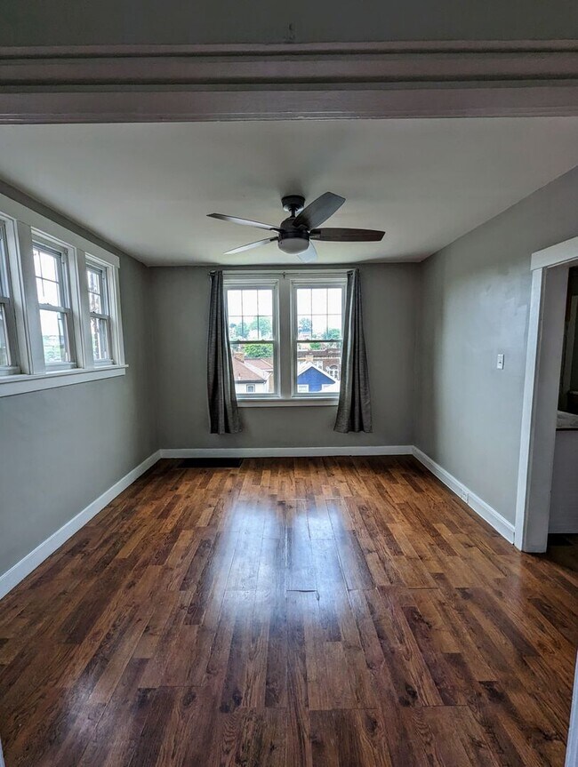 Building Photo - Updated 3 Bedroom in Dormont with AC and Fenced in Yard