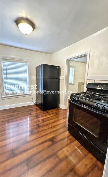 Building Photo - 605 E Santa Inez Ave