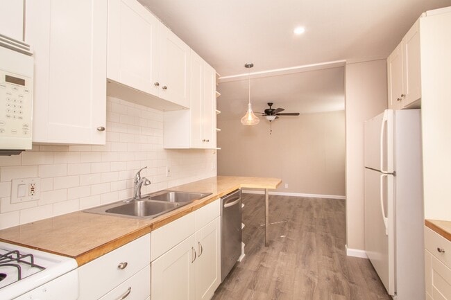Building Photo - Updated Craftsman 2-Bed / 1-Bath W/ Private Yard/Storage/Washer/Dryer in South Park!