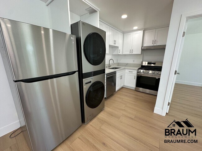 Building Photo - 1111 S Crest Dr