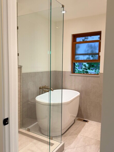 Soaking tub fit for a Queen or King! - 1235 S University Blvd
