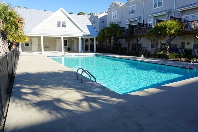 Building Photo - 3BR/3.5BA End Unit Townhome in Summerwalk!  $2,975/month - Pet friendly*