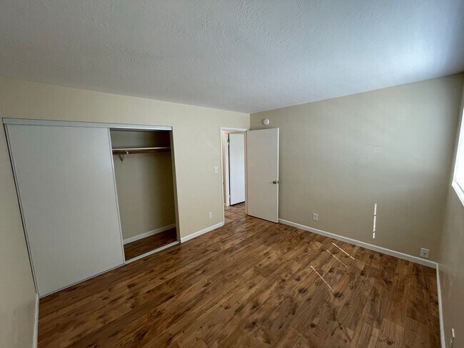 Building Photo - Bright 2 Bedroom Unit with Patio