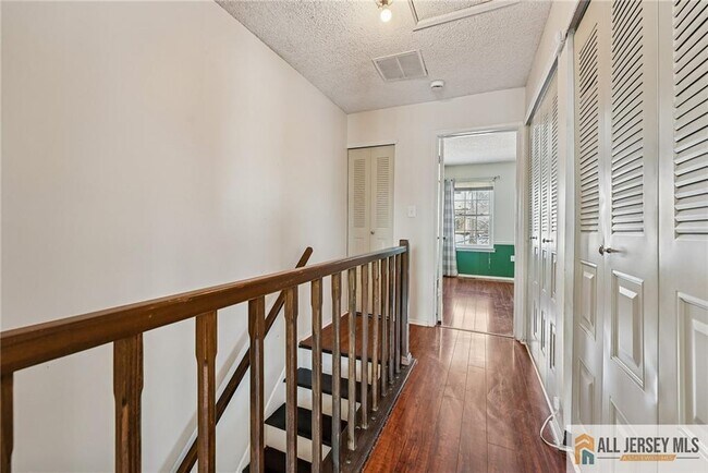 Building Photo - 8 Marsh Ct