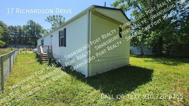 Building Photo - 17 Richardson Dr