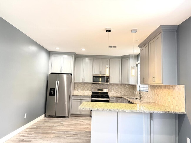 Building Photo - 1406 E Cinnabar Ave