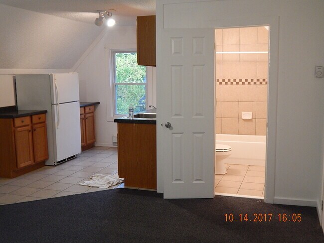 Bright and clean - 719 Johnson Ave