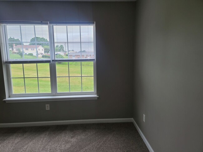 Building Photo - 3 Bed 2.5 Bath Townhome Ready for You in W...