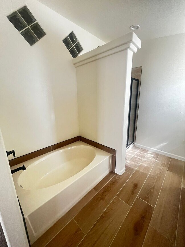 Building Photo - 210 White Oak Dr