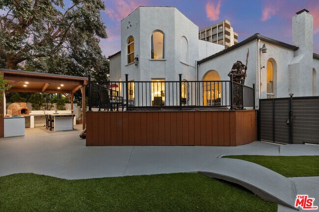 Building Photo - 2240 Hillhurst Ave