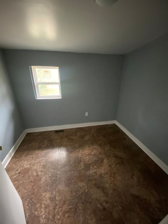 Building Photo - 4 bedroom 2 bath house in Henrico County! All appliances, laundry, central hvac, big yard