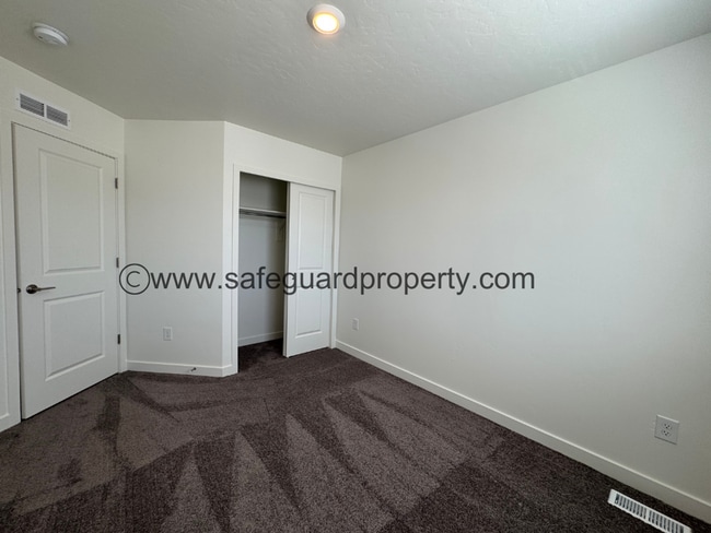 Building Photo - Beautiful Townhome in Saratoga Springs