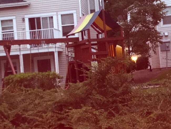 Building Photo - Beautiful remodeled 3 Story Townhome Pre-Leasing, Available now!