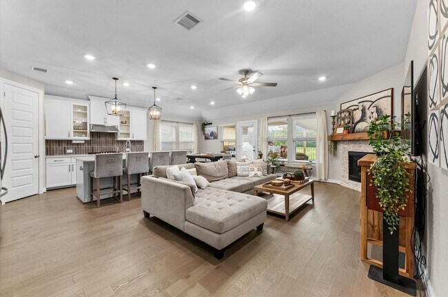 Building Photo - 2185 Woodland Pine Dr