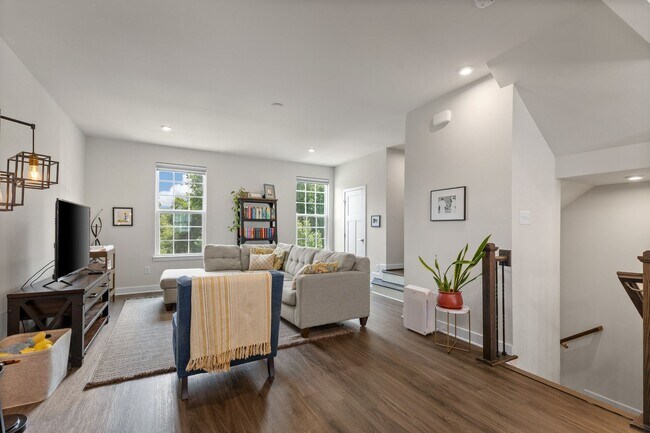 Building Photo - Luxurious three-story townhome with owner's suite and high-end finishes