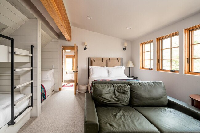 Building Photo - 7 Gambler Dr