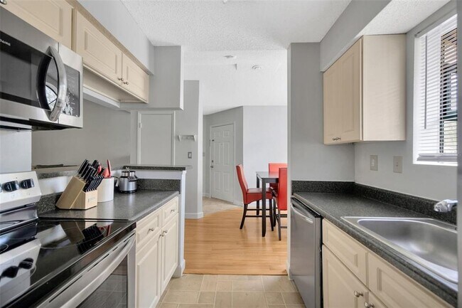 Building Photo - 8647 Mallard Reserve Dr