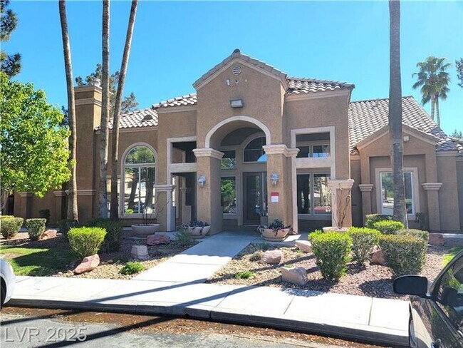 Building Photo - FANTASTIC 1ST FLOOR UNIT IN GATED COMMUNIT...