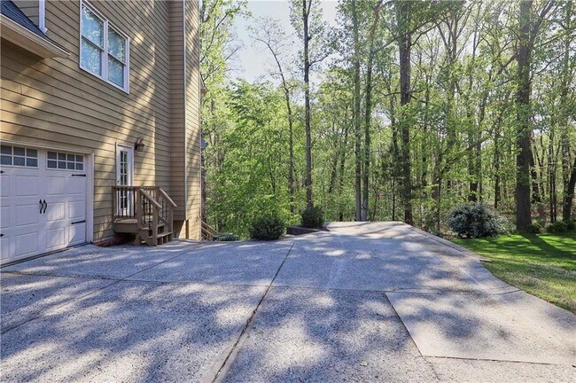 Building Photo - 2740 Stonehill Way