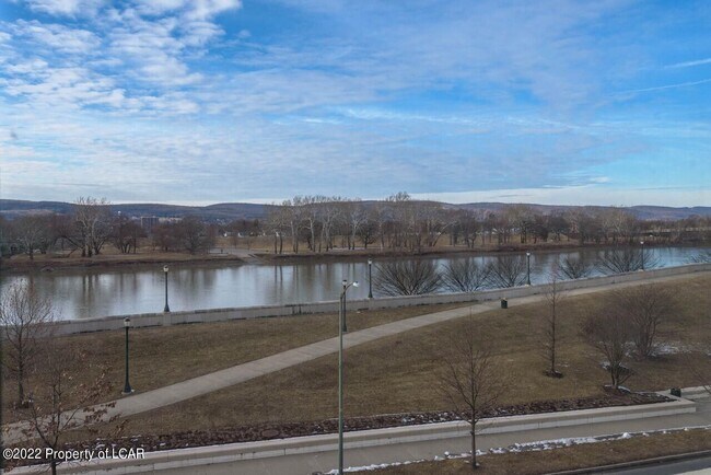 Building Photo - 19 N River St