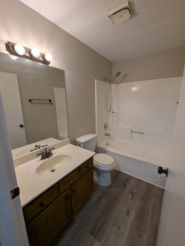 Building Photo - 2 Bedroom/1.5 Bathroom Townhouse in South ...