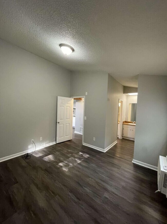 Building Photo - 1 Bedroom Apartment with a Bonus Loft