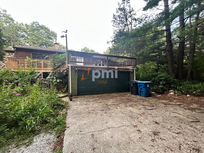 Building Photo - 3320 E Johns Ave
