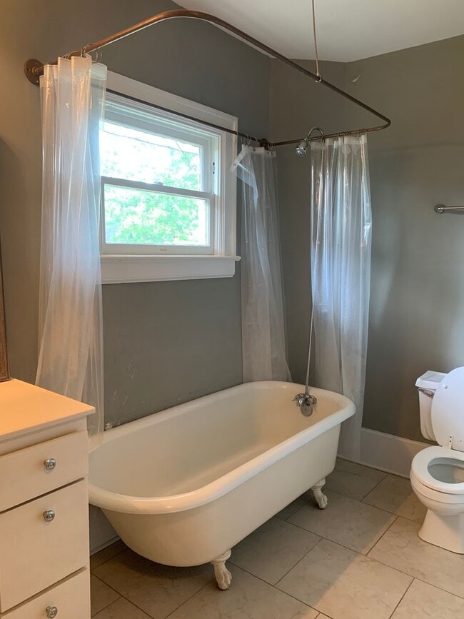 Building Photo - Beautiful Historic 3 Bedroom 2 Bath House on Colonial Drive