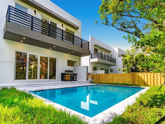 Building Photo - 1703 SW 23rd St