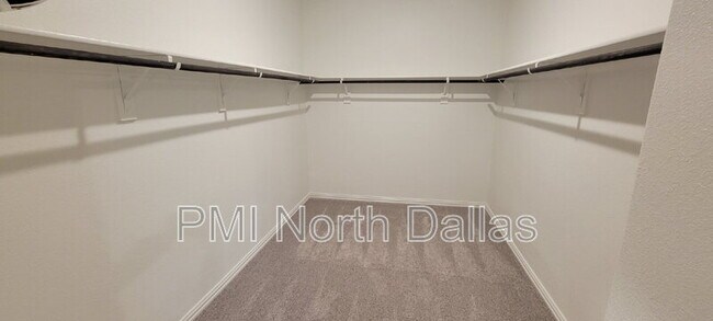 Building Photo - 2633 Oneida Ln