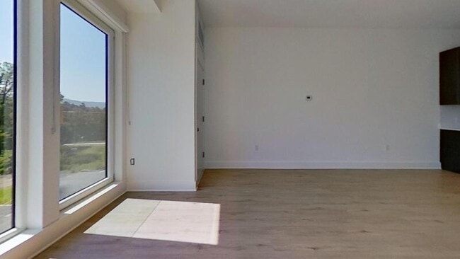 Building Photo - 30 Edgewater Pl
