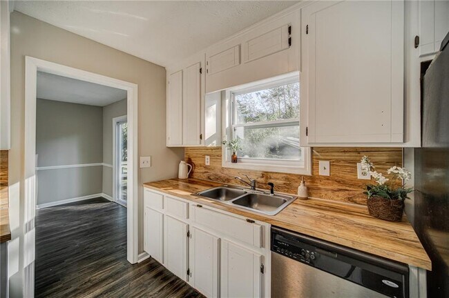 Building Photo - 4060 Oak Ferry Dr NE