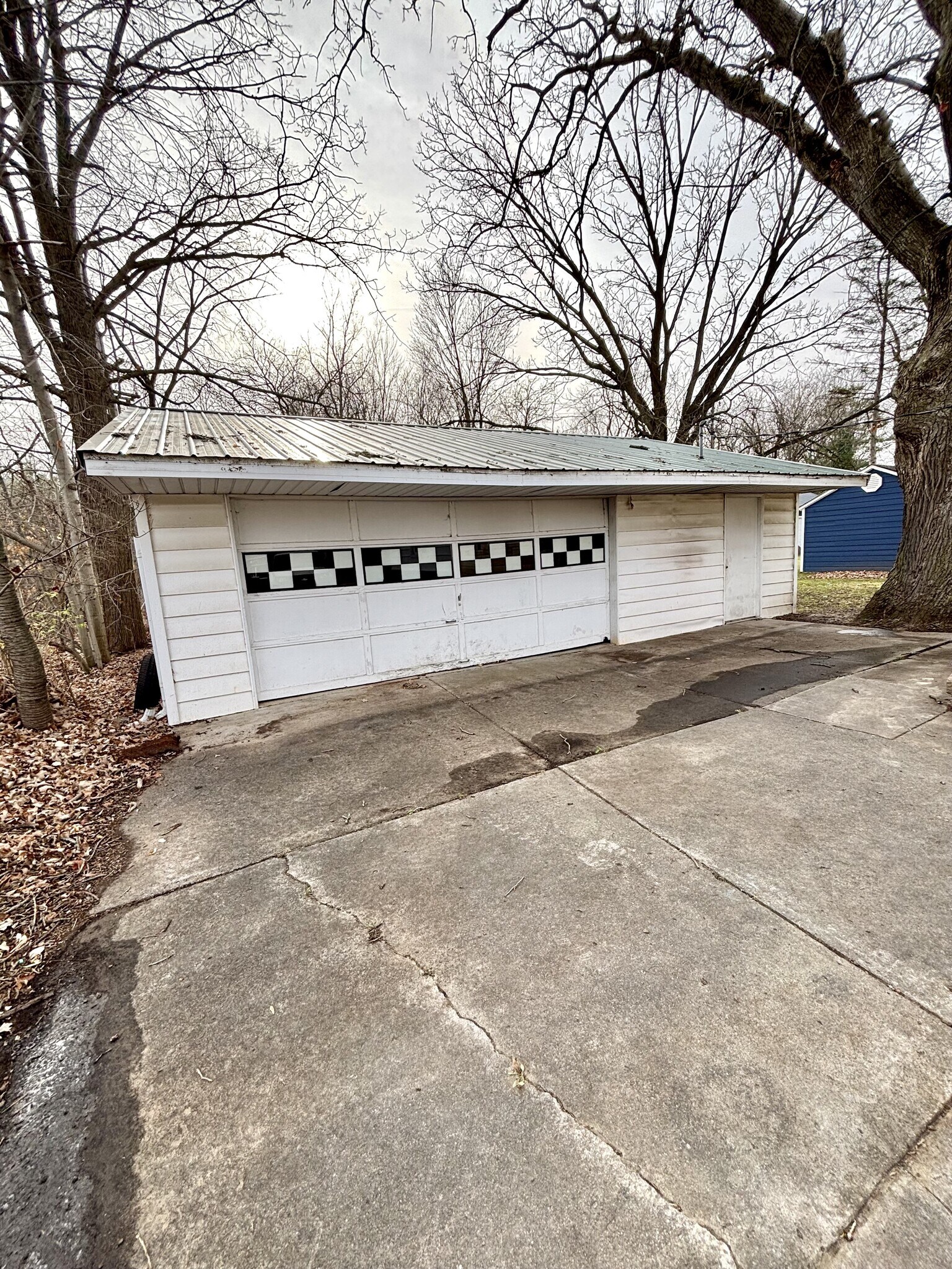 Building Photo - 2260 E Grand River Ave